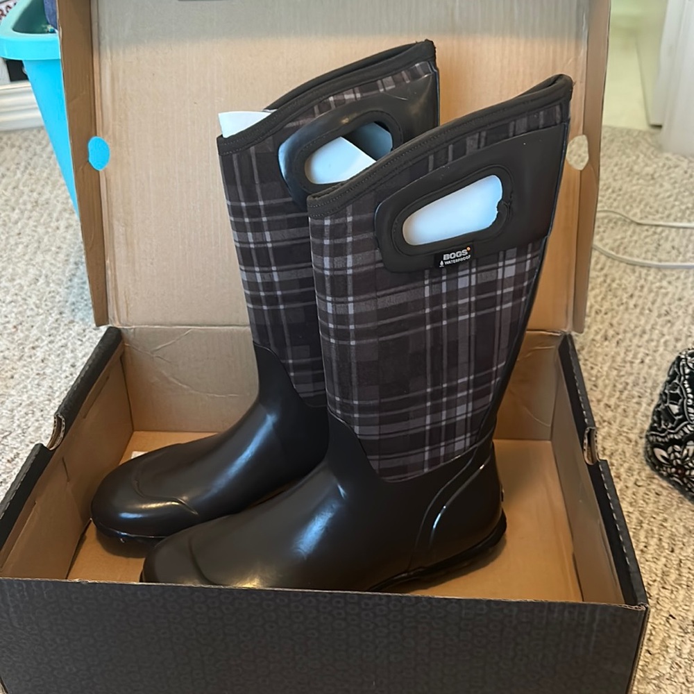 NWT Bogs women’s boots size 11 medium